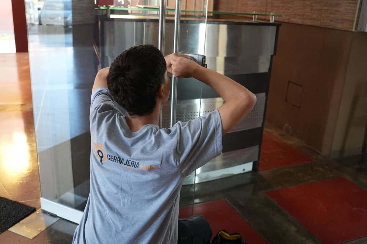 Instalación de chapas de cuarto, baño y principales en Lima
